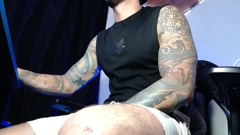 Snapshot of sebastian_025 chatting on December 17, 10:10 am Sebastian online show from December 17, 10:10 am