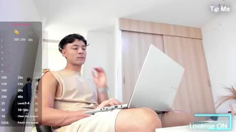 Snapshot of sebastian_dash chatting on October 28, 1:25 pm SEBAS online show from October 28, 1:25 pm