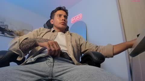 Snapshot of sebastianortizm chatting on January 13, 1:23 am Lucian Sinclair online show from January 13, 1:23 am