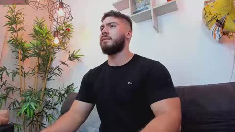 Snapshot of sebastianvilla__ chatting on April 12, 11:32 pm Instagram jeanpaulfit online show from April 12, 11:32 pm