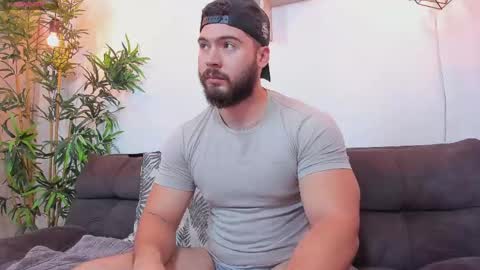 Snapshot of sebastianvilla__ chatting on April 26, 9:01 pm Instagram jeanpaulfit online show from April 26, 9:01 pm
