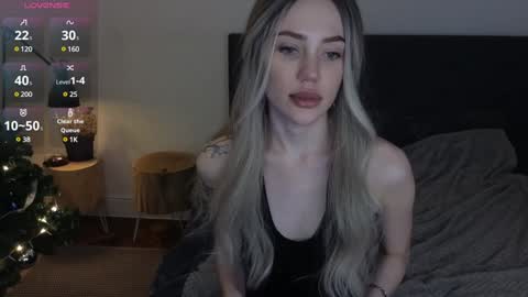 Snapshot of seduced_by_sara chatting on December 8, 10:14 pm Sara online show from December 8, 10:14 pm