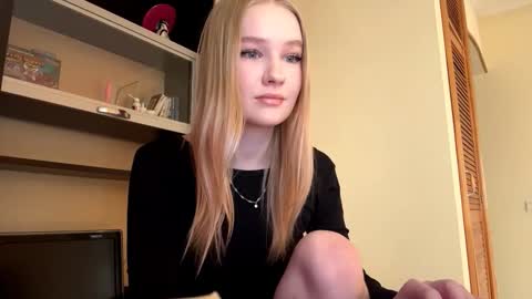 Snapshot of seemabensch chatting on February 25, 11:25 pm Kristie online show from February 25, 11:25 pm