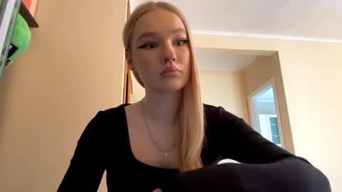 Snapshot of seemabensch chatting on March 7, 12:07 am Kristie online show from March 7, 12:07 am