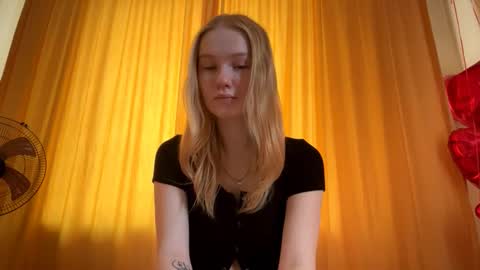 Snapshot of seemabensch chatting on March 8, 12:19 am Kristie online show from March 8, 12:19 am