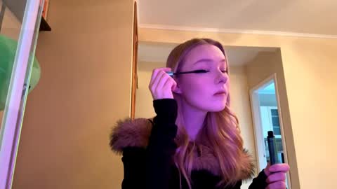 Snapshot of seemabensch chatting on April 4, 2:10 am Kristie online show from April 4, 2:10 am