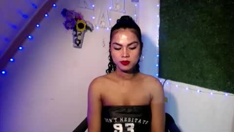 Snapshot of selena_fox2000 chatting on May 20, 5:02 am selena_fox2000 online show from May 20, 5:02 am