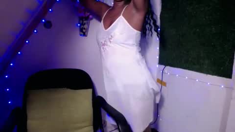 Snapshot of selena_fox2000 chatting on May 25, 5:19 pm selena_fox2000 online show from May 25, 5:19 pm