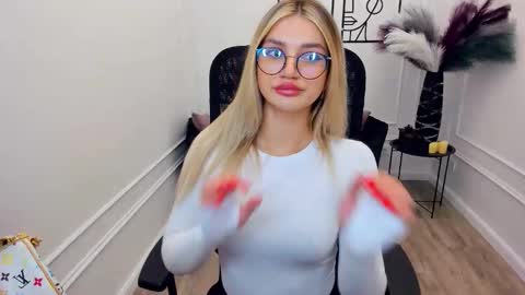 selenaemoore online show from November 23, 3:39 am