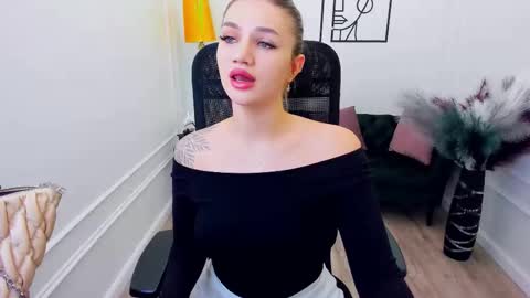 Snapshot of selenaemoore chatting on January 13, 5:13 am selenaemoore online show from January 13, 5:13 am