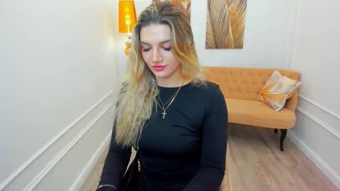 Snapshot of selenaemoore chatting on February 4, 3:23 am selenaemoore online show from February 4, 3:23 am