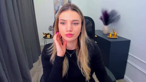 selenaemoore online show from March 5, 4:19 am