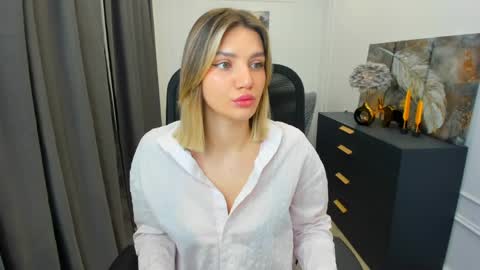 selenaemoore online show from March 29, 3:39 am