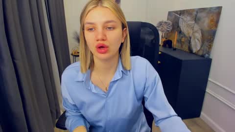 selenaemoore online show from April 18, 3:43 am