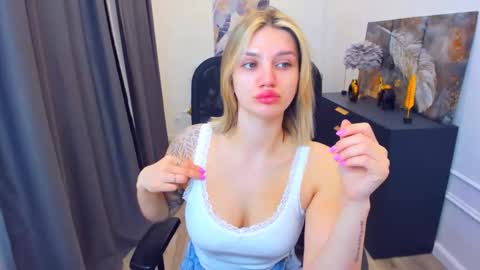 selenaemoore online show from May 6, 3:35 am