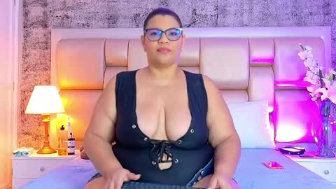 Snapshot of selennacooper chatting on May 1, 11:48 am Selenna Cooper online show from May 1, 11:48 am