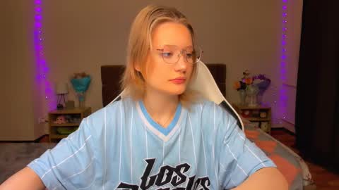 Snapshot of selfharm777 chatting on September 10, 8:53 pm Simon and Alice online show from September 10, 8:53 pm
