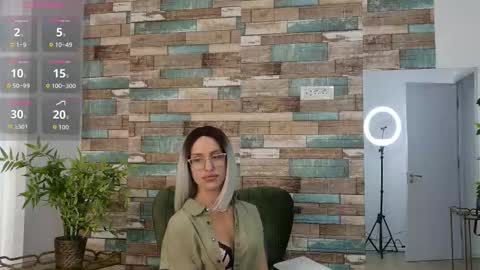 Snapshot of selinalips chatting on September 24, 8:28 am SelinaLips online show from September 24, 8:28 am