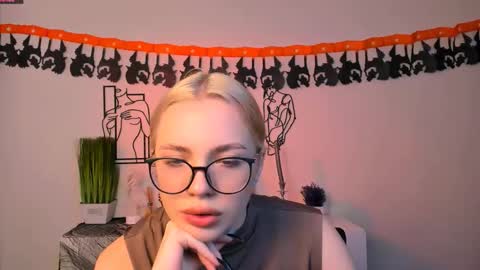 Snapshot of sendi_cais chatting on November 3, 5:52 am Sendi online show from November 3, 5:52 am