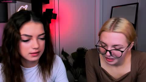 Snapshot of sendi_cais chatting on November 12, 6:25 am Sendi online show from November 12, 6:25 am