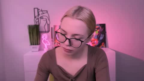 Snapshot of sendi_cais chatting on November 17, 7:47 am Sendi online show from November 17, 7:47 am