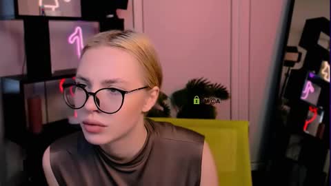 Snapshot of sendi_cais chatting on November 22, 9:30 am Sendi online show from November 22, 9:30 am