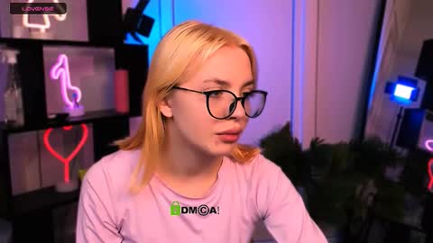 Snapshot of sendi_cais chatting on December 17, 12:33 pm Sendi online show from December 17, 12:33 pm