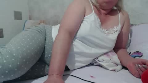 Snapshot of seniorita333 chatting on December 13, 12:39 pm Lenna online show from December 13, 12:39 pm