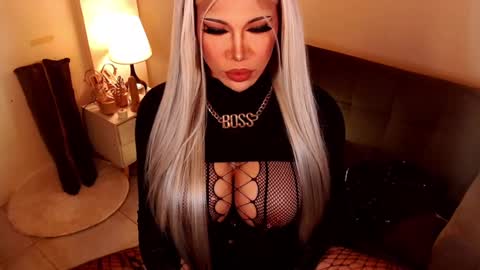 Snapshot of sensational_diva chatting on December 12, 12:16 am unstappable queen kate online show from December 12, 12:16 am