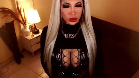 Snapshot of sensational_diva chatting on February 10, 1:35 am unstappable queen kate online show from February 10, 1:35 am
