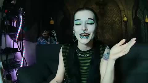 Snapshot of seraphinmunster chatting on October 23, 4:39 pm Seraphin Munster online show from October 23, 4:39 pm