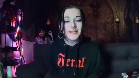 Snapshot of seraphinmunster chatting on October 24, 10:28 pm Seraphin Munster online show from October 24, 10:28 pm