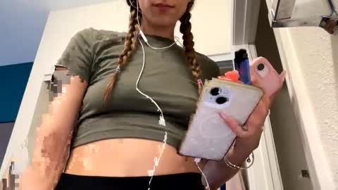 serenityroseee online show from June 3, 2:33 pm