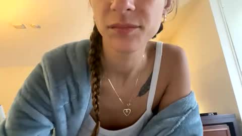 serenityroseee online show from June 10, 3:22 pm