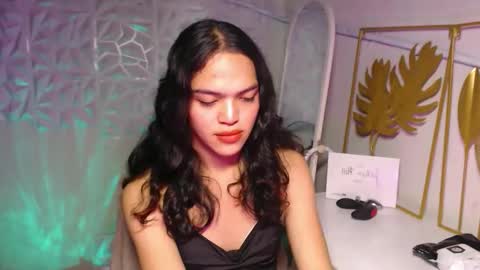 Snapshot of servicedoll18 chatting on November 14, 7:01 pm Bella online show from November 14, 7:01 pm