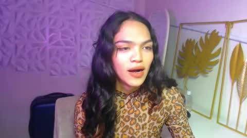 Snapshot of servicedoll18 chatting on November 18, 6:12 pm Bella online show from November 18, 6:12 pm