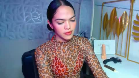 Snapshot of servicedoll18 chatting on November 19, 7:03 pm Bella online show from November 19, 7:03 pm