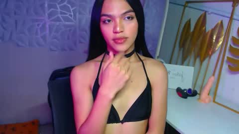 Snapshot of servicedoll18 chatting on December 5, 3:30 pm Bella online show from December 5, 3:30 pm