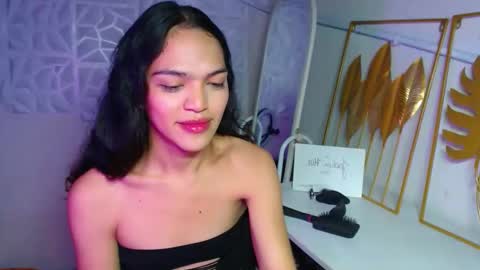 Snapshot of servicedoll18 chatting on December 16, 1:10 am Bella online show from December 16, 1:10 am