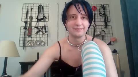 Snapshot of servilesarah chatting on May 5, 9:56 pm Servile Sarah online show from May 5, 9:56 pm