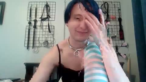 Snapshot of servilesarah chatting on May 19, 9:54 pm Servile Sarah online show from May 19, 9:54 pm