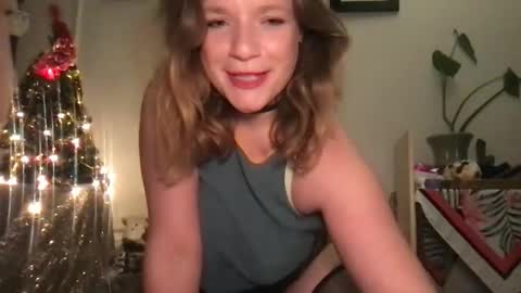 seturselfonfyre online show from December 4, 6:23 am