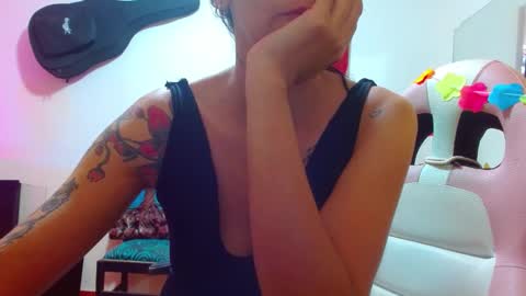 Snapshot of sexmilkdirty chatting on February 27, 12:43 am sexmilkdirty online show from February 27, 12:43 am