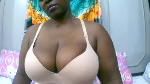 Snapshot of sexxi_ebony chatting on November 12, 12:11 am sexxi_ebony online show from November 12, 12:11 am