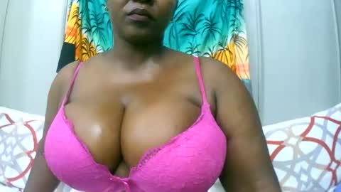 Snapshot of sexxi_ebony chatting on December 18, 4:13 pm sexxi_ebony online show from December 18, 4:13 pm