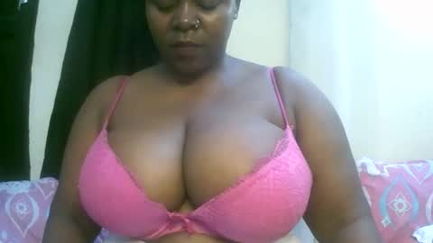 Snapshot of sexxi_ebony chatting on April 19, 8:35 am sexxi_ebony online show from April 19, 8:35 am