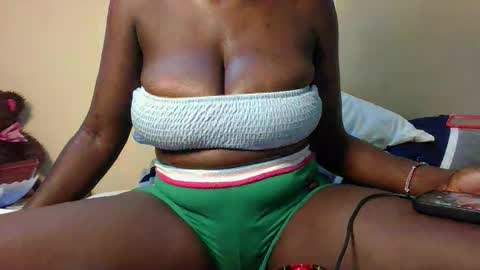 sexxyboob2 online show from May 19, 6:14 pm