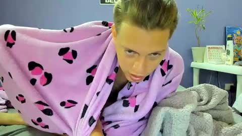 Snapshot of sexy_blondes_ chatting on February 2, 1:32 pm sexy_blondes_ online show from February 2, 1:32 pm