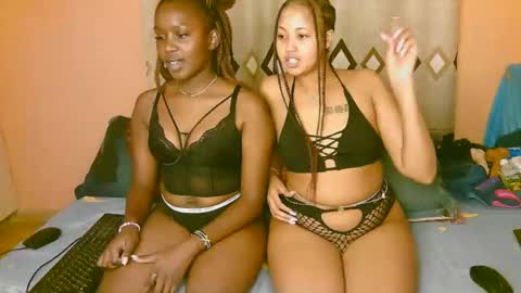 Snapshot of sexy_bluegirl chatting on September 17, 7:37 pm sexy_bluegirl online show from September 17, 7:37 pm