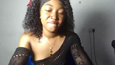 Snapshot of sexy_bluey247 chatting on December 1, 7:24 am sexy_bluey247 online show from December 1, 7:24 am